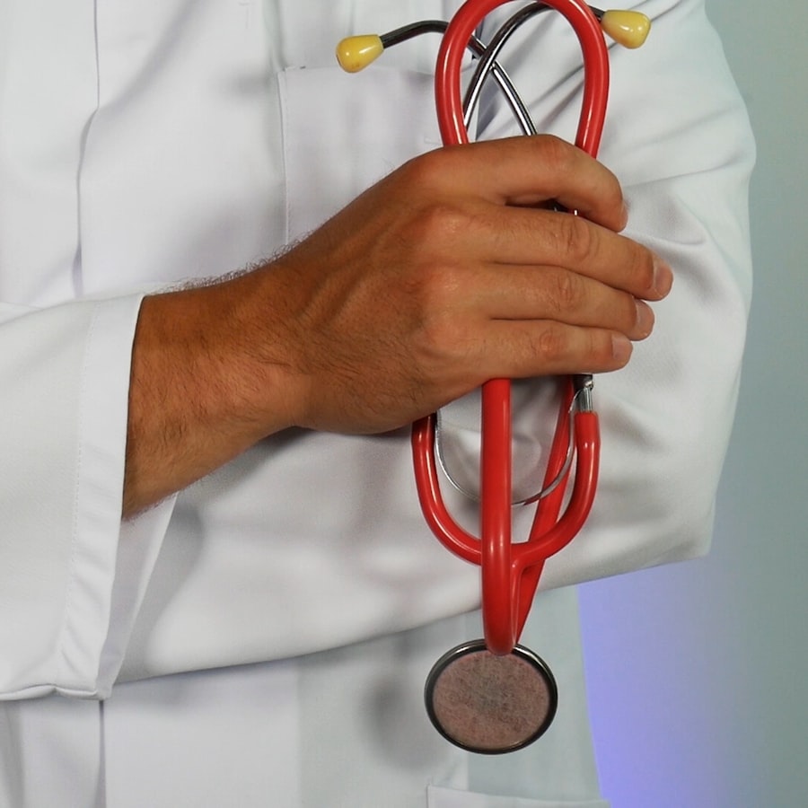 Médico con bata sosteniendo un estetoscopio