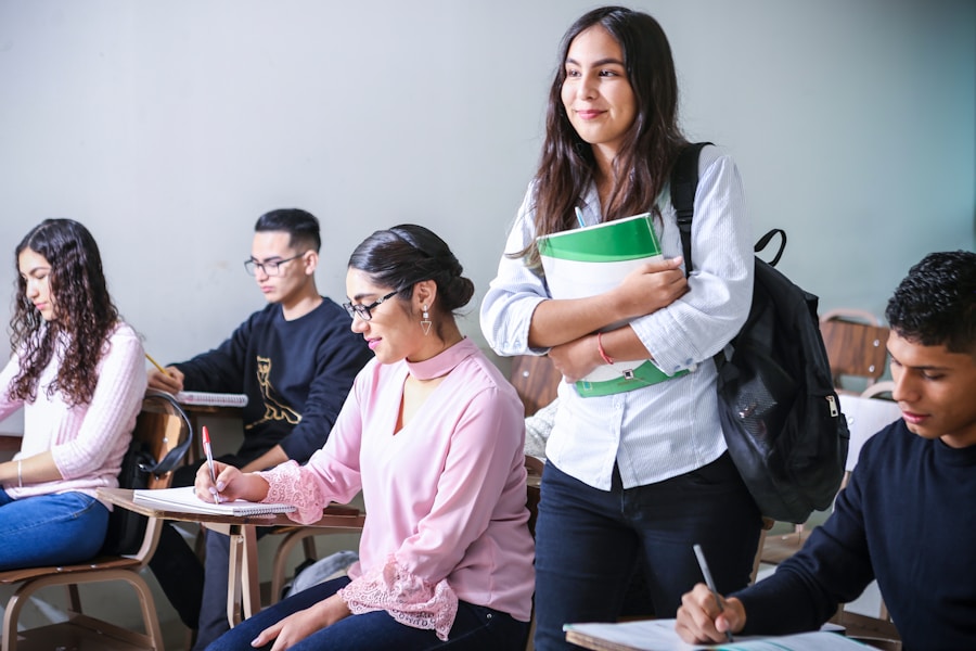 Grupo de estudiantes universitarios en aula con cuadernos